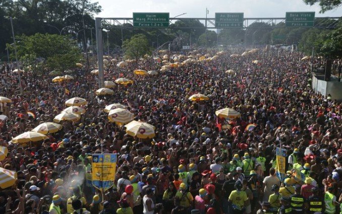 megablocos-de-michel-telo-e-pocah-reunem-mais-de-1-milhao-no-ibirapuera,-na-zona-sul-de-sao-paulo