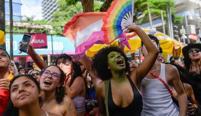 blocos-de-carol-biazin-e-di-ferrero-arrastam-folioes-na-faria-lima,-na-zona-oeste-de-sao-paulo