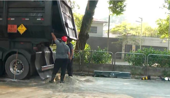 vazamento-de-nitrato-de-amonia-interdita-avenida-dos-bandeirantes-e-bloqueio-e-liberado-na-zona-sul-de-sao-paulo