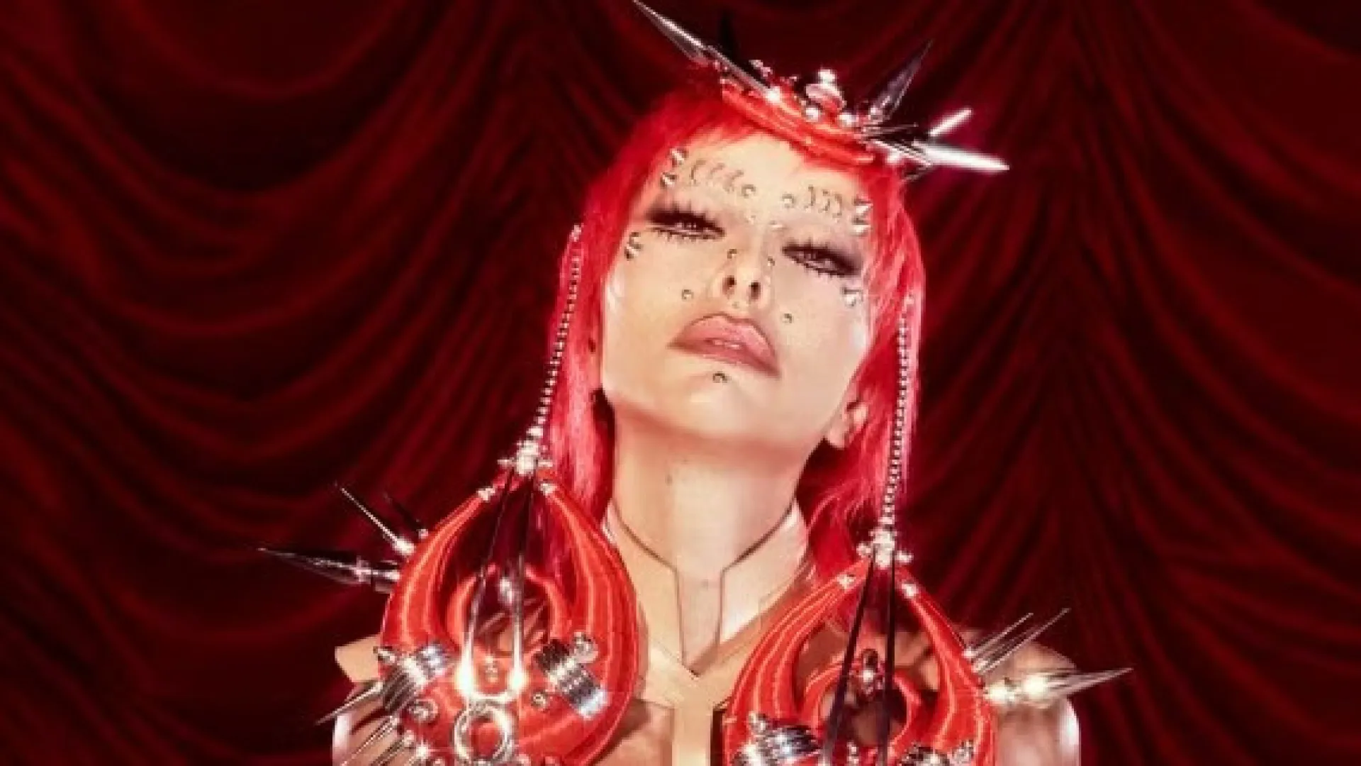 sabrina-sato-simula-nudez-e-surge-com-piercings-no-rosto-na-sapucai