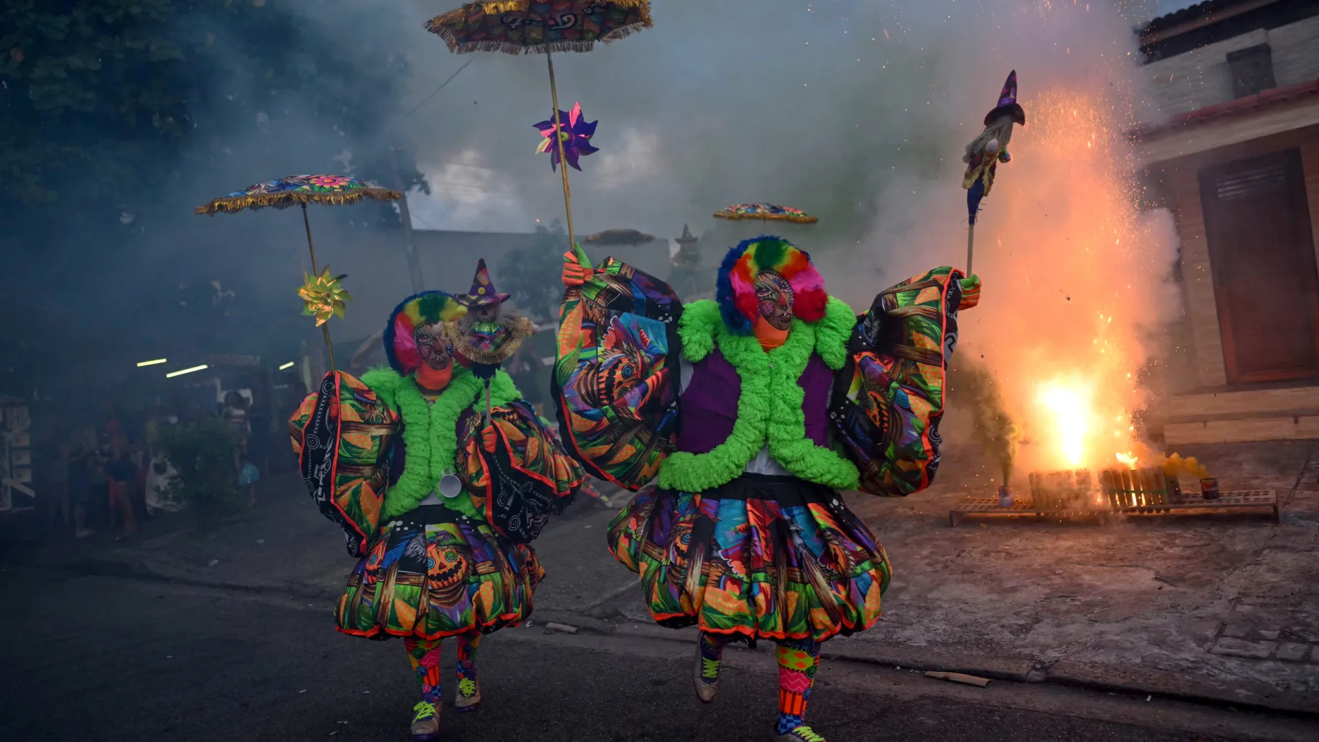 grupo-de-61-bate-bolas-e-preso-com-armas-e-drogas-na-avenida-brasil,-no-rio