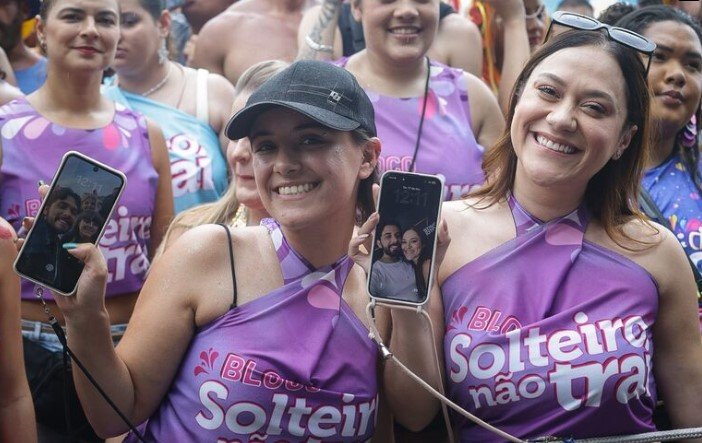 fas-criam-abada-improvisado-e-acompanham-bloco-de-gustavo-mioto-sob-chuva-no-ibirapuera,-na-zona-sul-de-sp