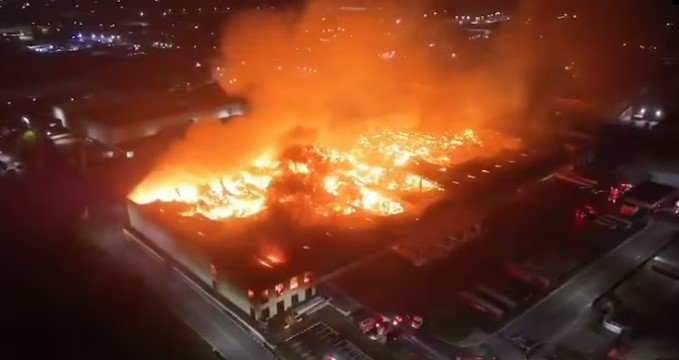 incendio-de-grandes-proporcoes-atinge-galpao-em-aruja,-na-grande-sp,-e-mobiliza-48-bombeiros-durante-a-madrugada