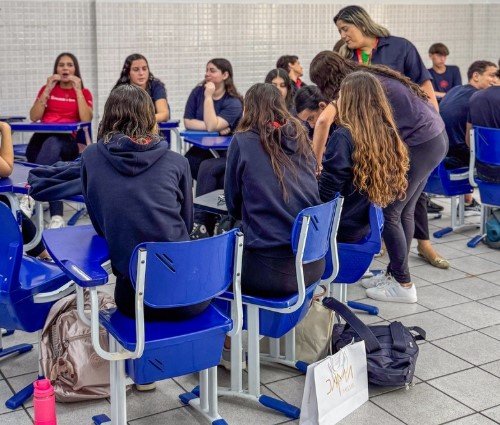 colegio-em-recife-avalia-impactos-apos-um-ano-de-restricao-ao-uso-de-celulares-nas-escolas