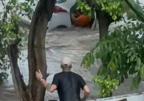 mulher-de-60-anos-morre-apos-ser-arrastada-por-enxurrada-e-ficar-presa-sob-carro-no-mandaqui,-zona-norte-de-sp
