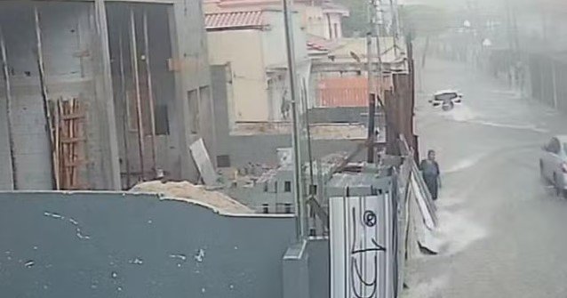 mulher-de-60-anos-morre-apos-ser-arrastada-por-enxurrada-e-ficar-presa-sob-carro-no-mandaqui,-zona-norte-de-sp