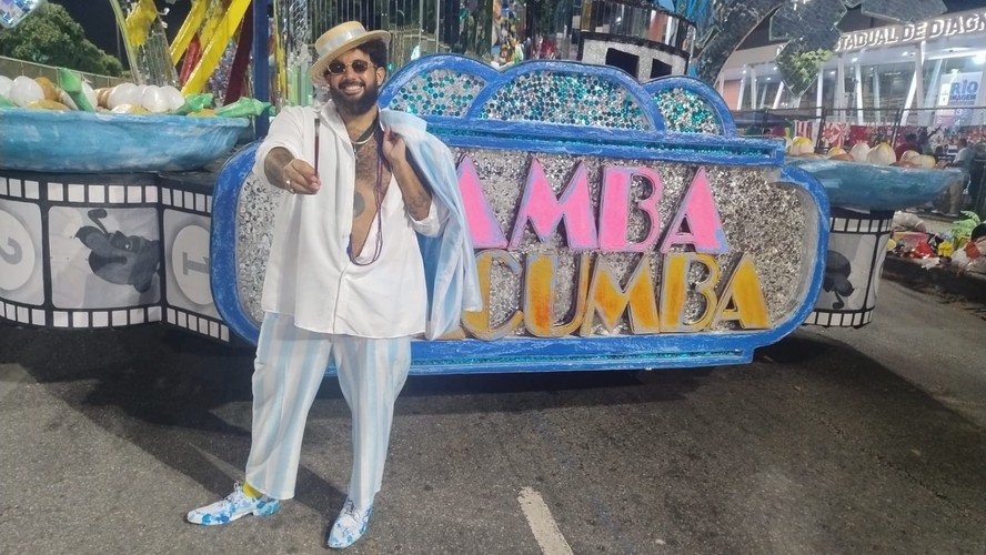 nunca-fiz-uma-pintura-em-tao-pouco-tempo:-mulambo-retrata-heitor-dos-prazeres-ao-vivo-no-desfile-da-unidos-de-vila-isabel