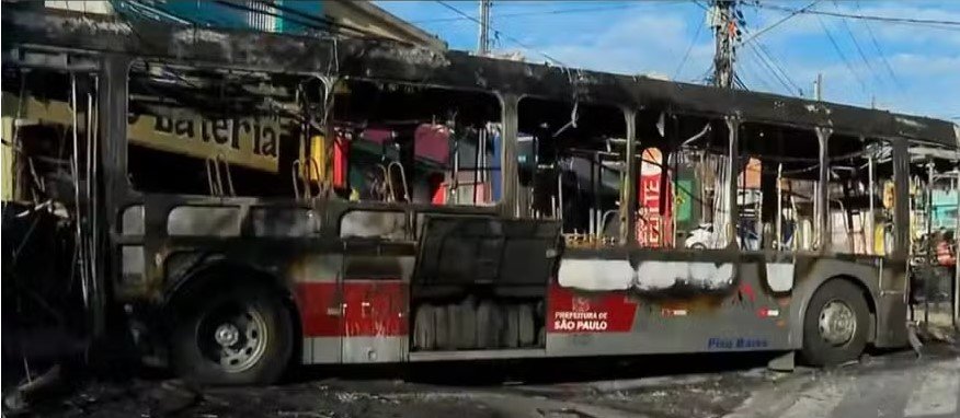 onibus-e-incendiado-na-avenida-guarapiranga,-na-zona-sul-de-sao-paulo
