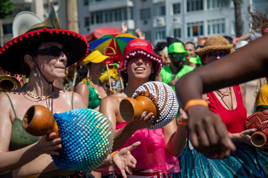 carnaval-do-rio-pulsa-em-ritmo-latino-com-homenagens-a-bad-bunny-e-shakira-nos-blocos-de-rua
