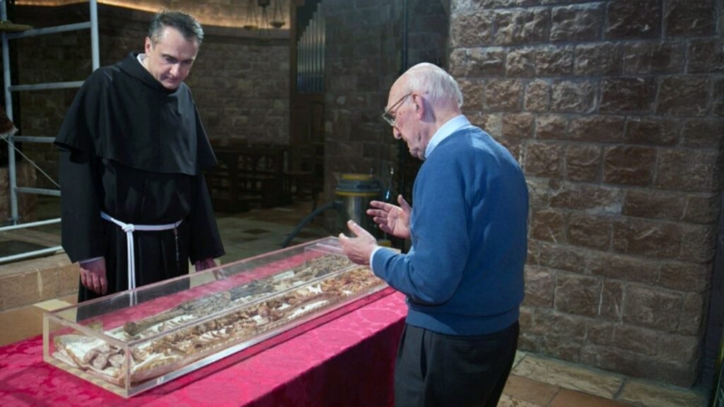 peregrinos-se-emocionam-com-abertura-a-visitacao-dos-restos-mortais-de-sao-francisco,-na-italia