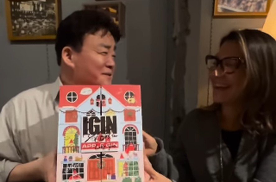 diplomacia-do-k-pop:-janja-recebe-presente-de-jin,-do-bts,-durante-visita-oficial-a-coreia-do-sul