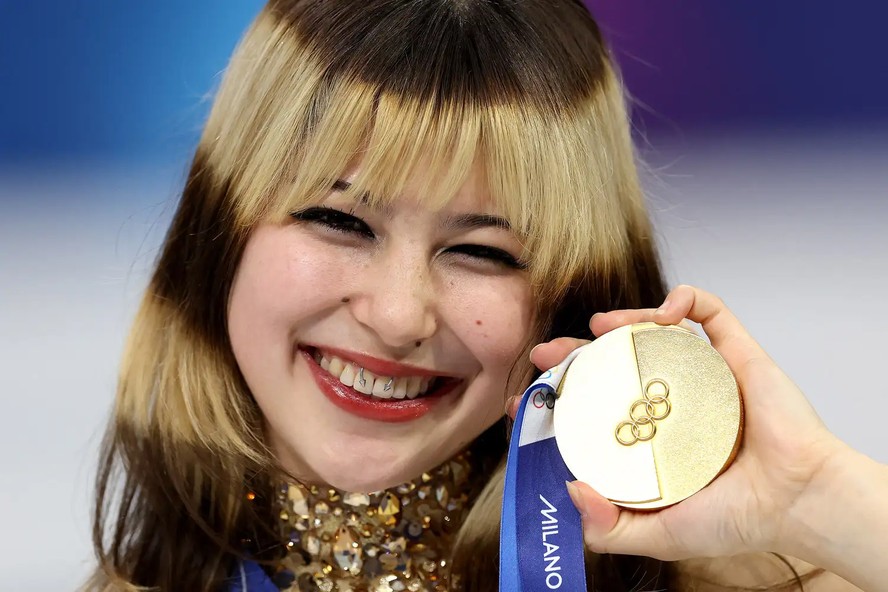 alysa-liu-conquista-ouro-nos-jogos-olimpicos-de-inverno-de-2026-e-revela-a-surpreendente-historia-do-piercing-‘smiley’