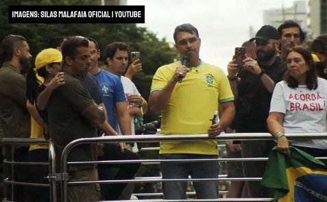 flavio-bolsonaro-afirma-que-pai-“subira-a-rampa”-em-2027-e-faz-criticas-a-lula-em-ato-na-paulista