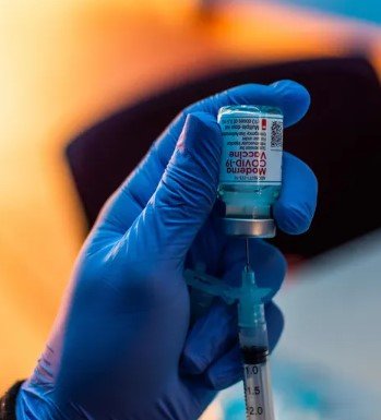 Agência europeia recomenda primeira vacina combinada contra Covid-19 e gripe para maiores de 50 anos