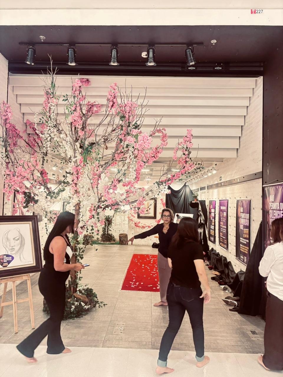 exposicao-“arvore-dos-sonhos”-segue-no-shopping-e-marca-programacao-do-mes-da-mulher