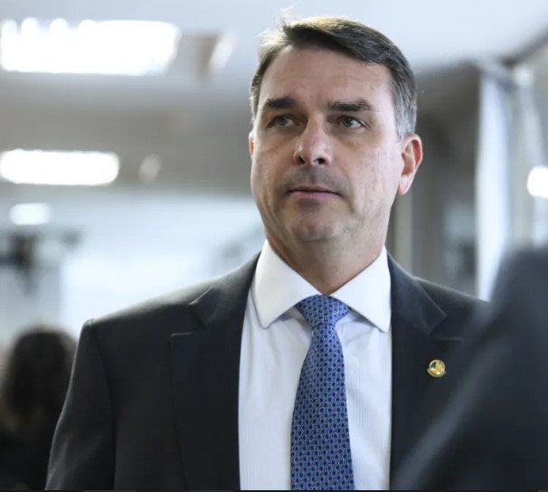 flavio-e-incluido-como-advogado-de-bolsonaro-na-execucao-penal-e-podera-visita-lo-diariamente