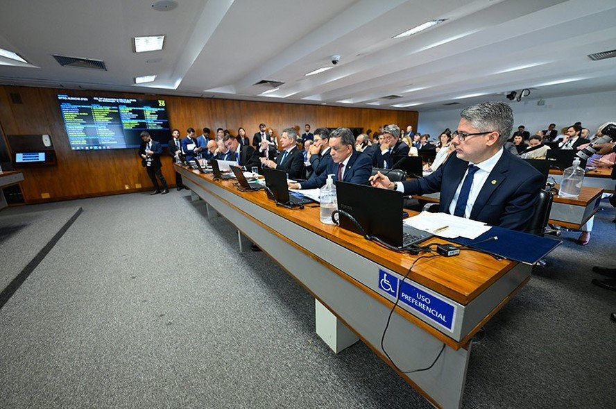 ccj-do-senado-aprova-projeto-que-preve-limites-para-uso-de-dinheiro-em-especie;-texto-segue-para-a-camara