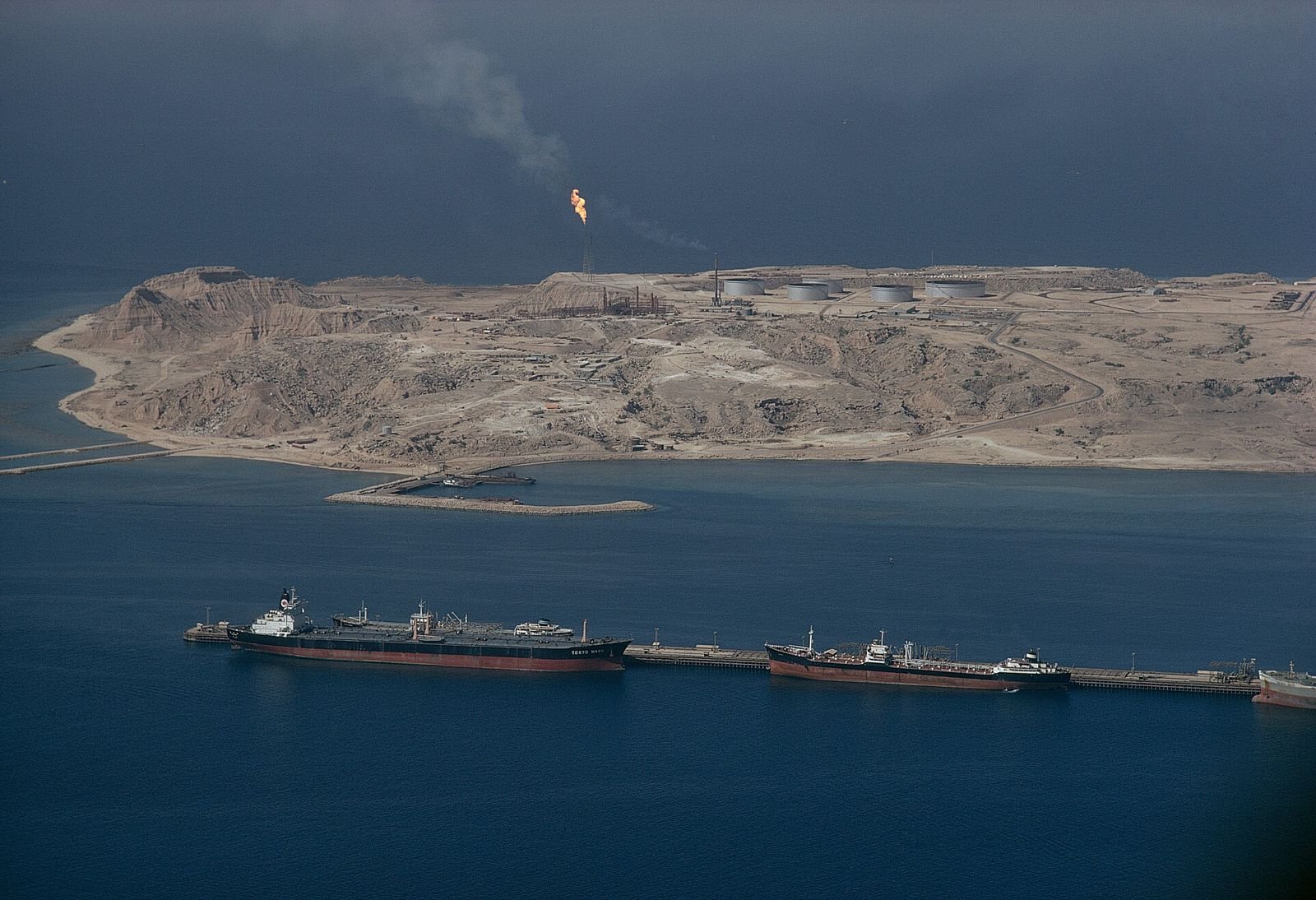 ira-ataca-navios,-atinge-aeroporto-de-dubai,-paralisa-o-estreito-de-ormuz-e-dispara-precos-do-petroleo