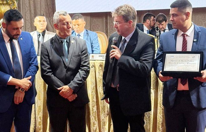 secretario-de-saude-recebe-diploma-de-merito-politico-durante-sessao-pelos-31-anos-de-carapebus