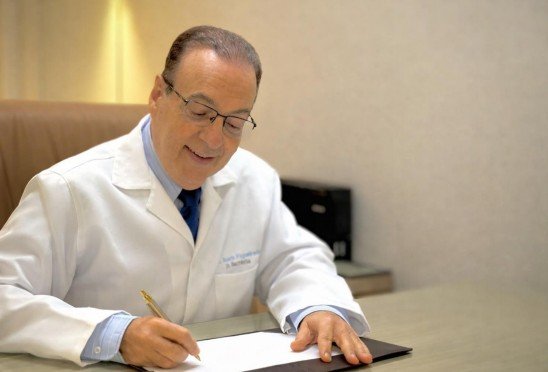 dr.-bacteria:-o-cientista-que-levou-a-microbiologia-para-milhoes-de-brasileiros