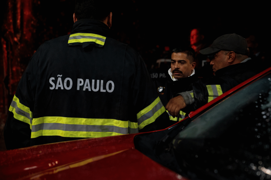 incendio-atinge-fabrica-de-mesas-de-sinuca-no-bras-e-mobiliza-dezenas-de-bombeiros