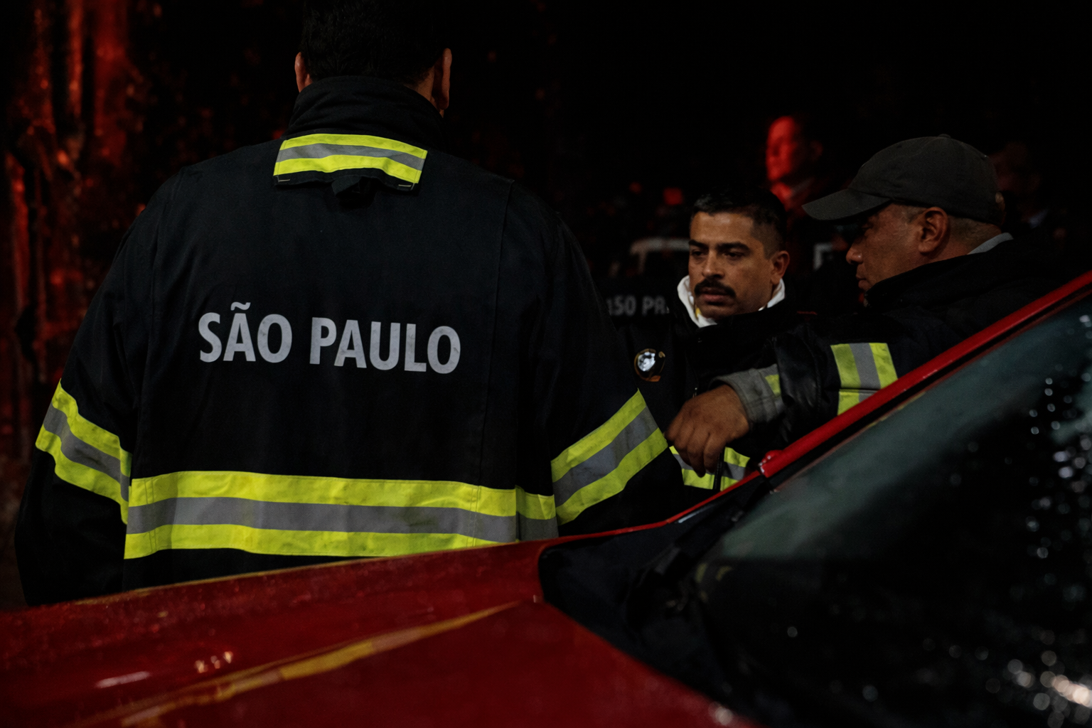 incendio-atinge-fabrica-de-mesas-de-sinuca-no-bras-e-mobiliza-dezenas-de-bombeiros