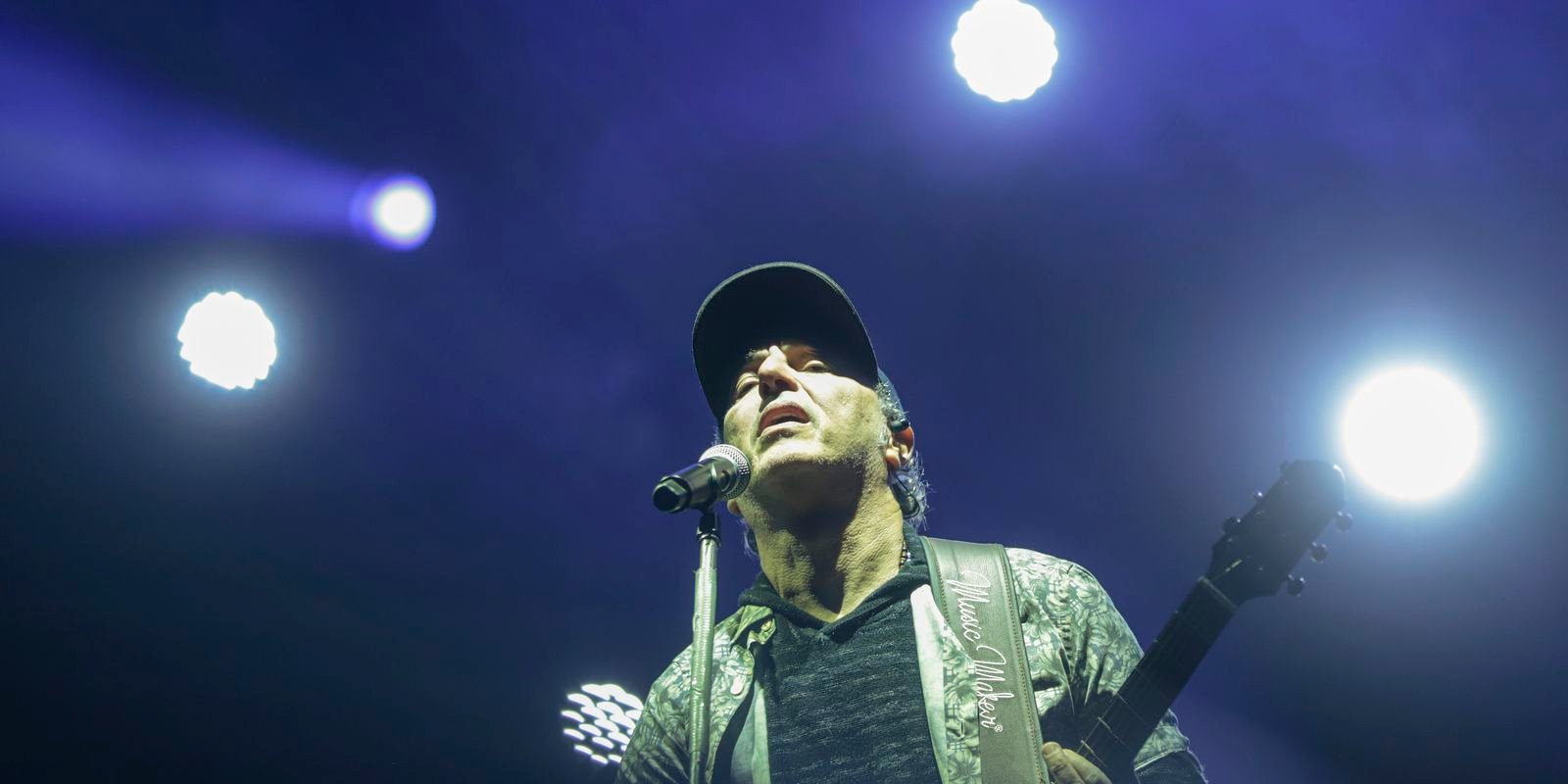 prestes-a-completar-60-anos,-zeca-baleiro-lanca-coletanea-de-musicas