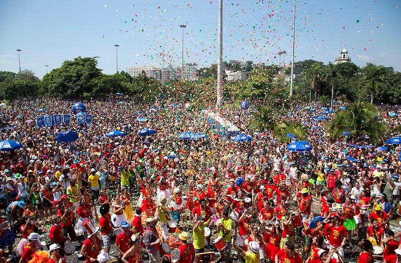 abril-transforma-o-rio-em-palco-cultural:-clima-ameno-e-agenda-vibrante-atraem-turistas-e-animam-os-cariocas