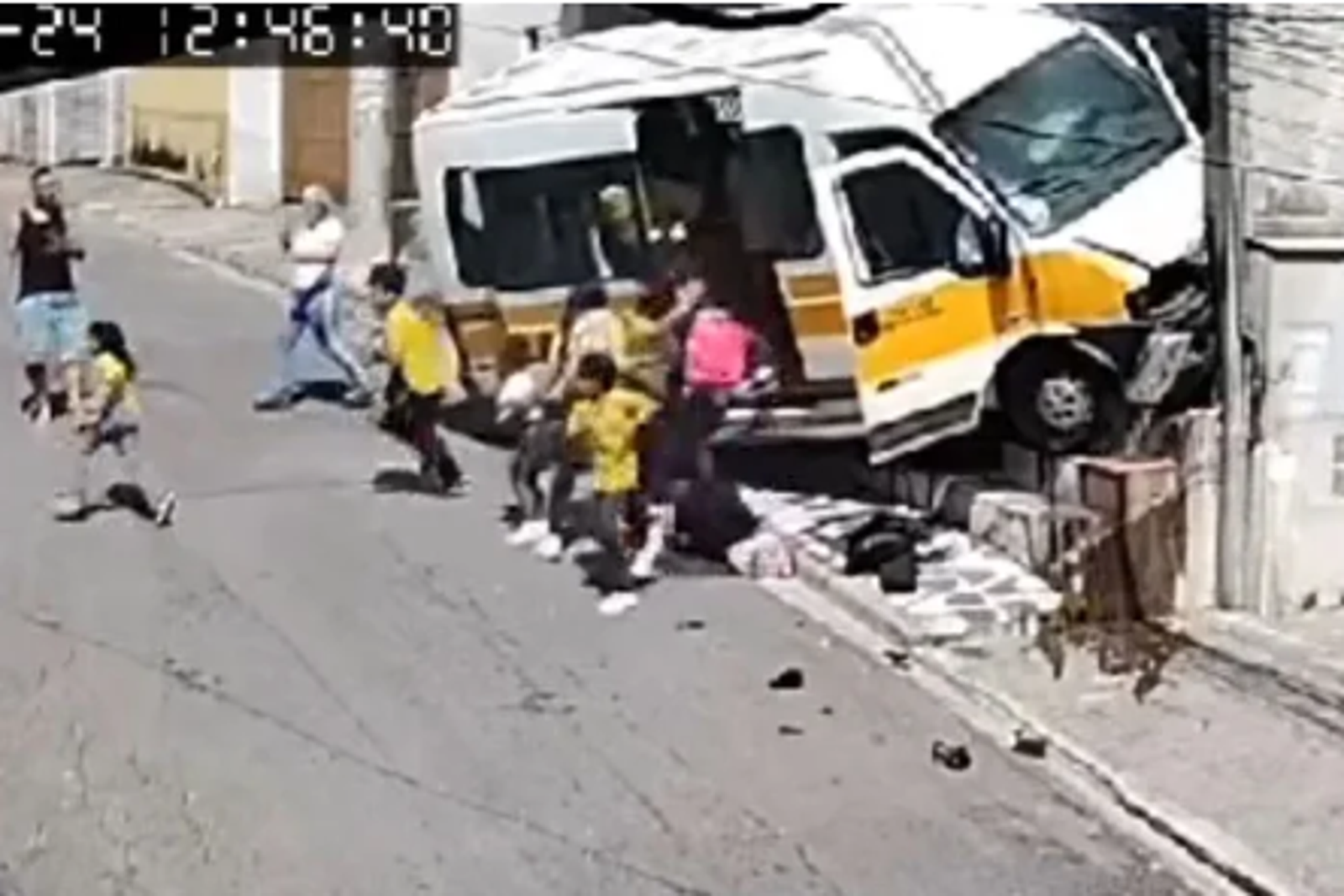 van-escolar-com-criancas-bate-em-casa-na-capital-paulista