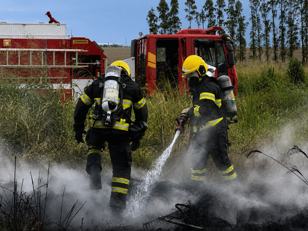 bombeiros-combatem-incendio-em-vegetacao-em-confresa