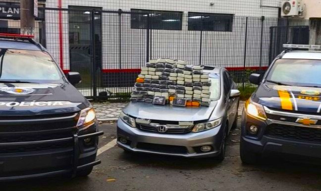 policia-militar-recupera-veiculo-furtado-e-apreende-mais-de-102-quilos-de-pasta-base-de-cocaina-em-taubate