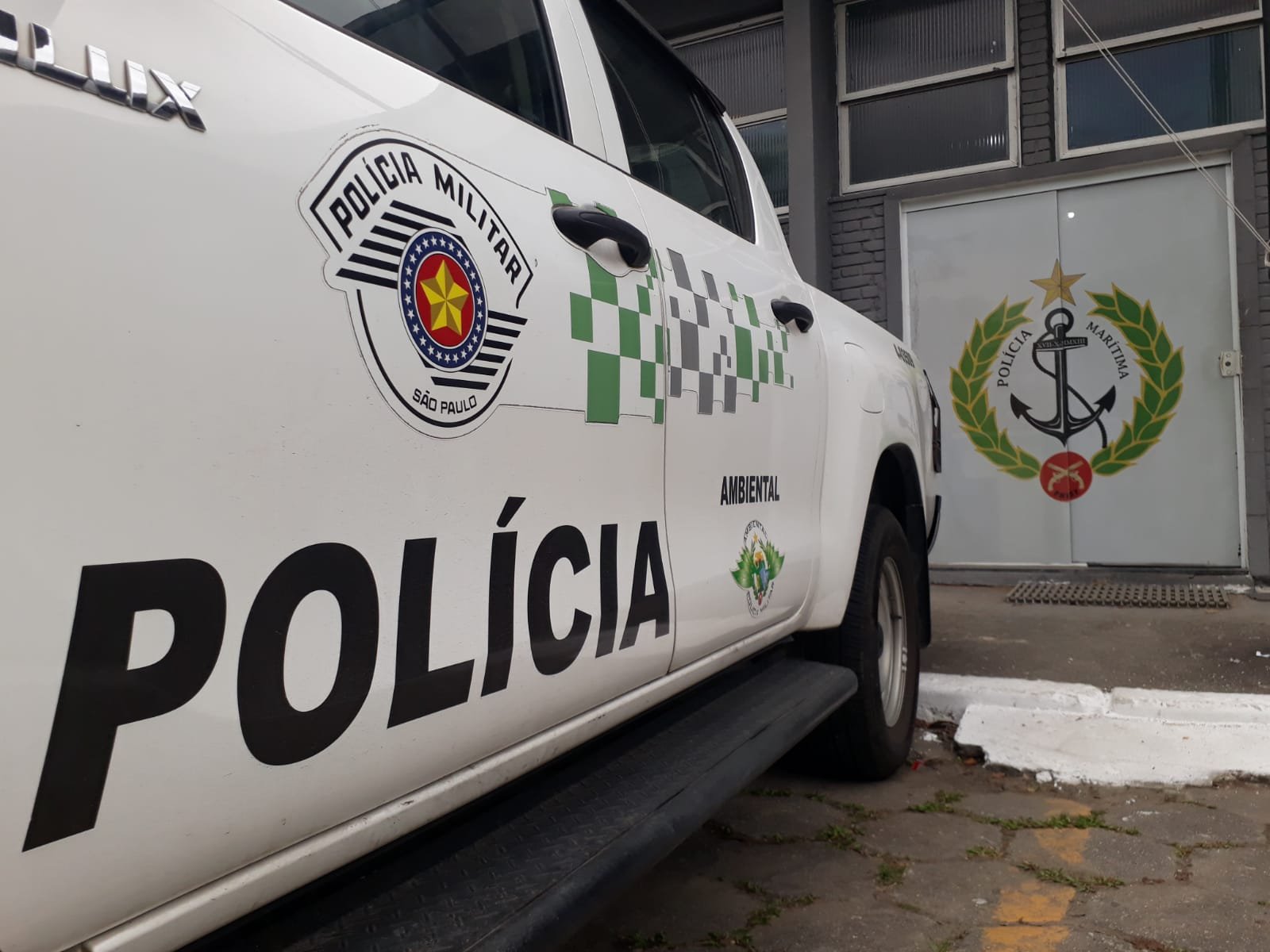 policia-militar-ambiental-combate-ocupacao-irregular-e-demole-construcao-em-area-de-manguezal-em-santos