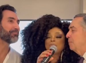 barroso-e-ceo-do-ifood-cantam-garota-de-ipanema-em-jantar-beneficente;-assista