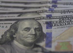 dolar-fica-estavel-apos-prisao-domiciliar-de-bolsonaro-e-ata-do-copom
