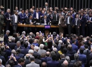 motta-abre-sessao-e-pede-respeito,-apos-motim-da-oposicao
