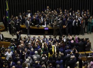 motim-bolsonarista-impulsiona-projeto-para-mudar-foro-e-expoe-motta,-mas-anistia-fica-sem-acordo