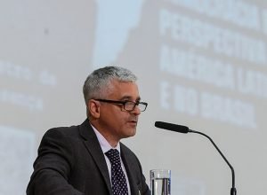 levitsky-analisa-riscos-de-autoritarismo-e-a-defesa-da-democracia