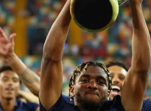 psg-reage-apos-levar-dois-gols-do-tottenham-e-conquista-supercopa-nos-penaltis