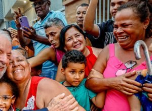 recife-–-pe:-moradores-de-brasilia-teimosa-recebem-titulos-fundiarios