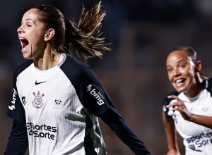 com-golacos,-corinthians-bate-o-bahia-e-vai-as-semis-do-brasileiro-feminino