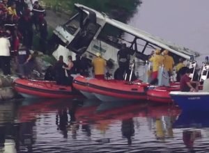 onibus-cai-em-rio-na-argelia-deixando-pelo-menos-18-mortos
