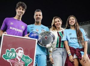 fluminense-faz-homenagem-a-fabio-por-recorde-de-jogos-no-futebol-mundial