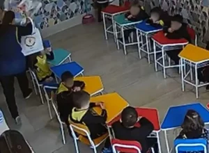 professora-agride-aluno-de-4-anos-com-pilha-de-livros-no-rs;-video