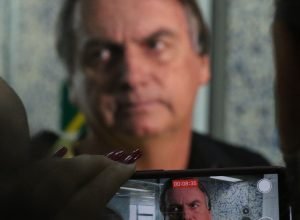 proibido,-bolsonaro-enviou-mais-de-300-mensagens-e-videos-via-whatsapp