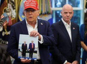 trump-exibe-foto-enviada-por-putin-de-encontro-no-alasca-e-elogia-russo;-veja-video