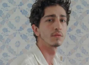 johnny-massaro-interpreta-homem-com-hiv-no-inicio-da-epidemia-de-aids-no-brasil