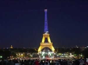 torre-eiffel-ganha-cores-da-ucrania-em-dia-da-independencia