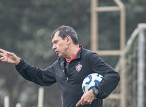 vitoria-anuncia-a-demissao-de-carille-apos-goleada-historica-do-flamengo