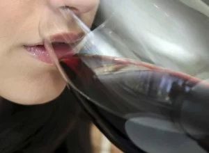 cafe-e-vinho-escurecem-os-dentes?-dentista-explica-como-evitar-manchas-e