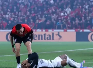 corinthians:-matheuzinho-sente-lesao-e-preocupa-para-jogo-contra-palmeiras